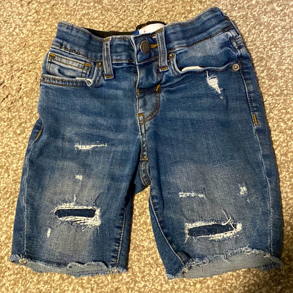 Old Navy stretch distressed denim shorts. Size 7 SLIM in boys.